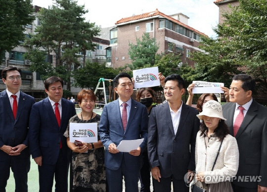 김기현 국민의힘 대표와 김태우 강서구청장 보궐선거 후보가 지난 21일 강서구 화곡동 모아타운 예정지를 찾아 설명을 듣고 있다. 연합뉴스